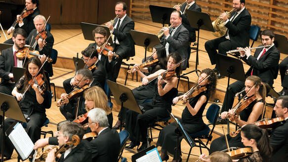 Ein Orchester während eines Konzertes