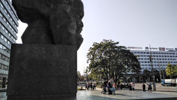Büste von Karl Marx auf einem öffentlichen Platz