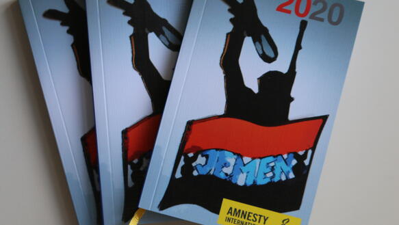 Drei Amnesty-Taschenkalender liegen gefächert übereinander
