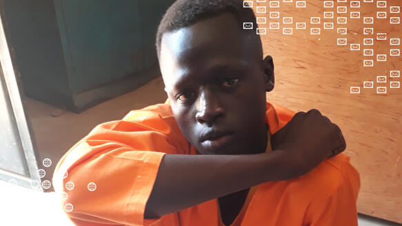 Porträt eines Jungen in Gefängniskleidung. 