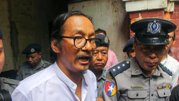 Der Filmemacher Min Htin Ko Ko Gyi wird von der Polizei abgeführt.