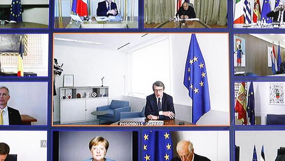 Screenshot eines Computerbildschirms, darauf zu sehen sind mehrere kleine Videochat-Fenster von europäischen Politiker_innen