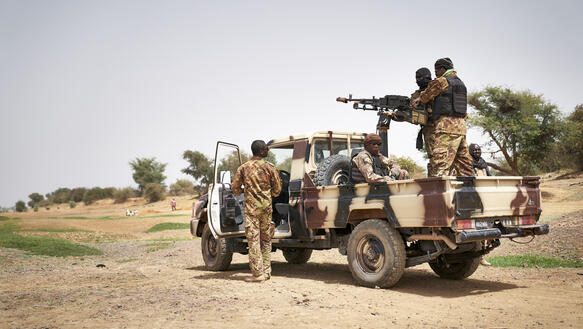 Bewaffnete Soldaten auf einem Armee-Jeep