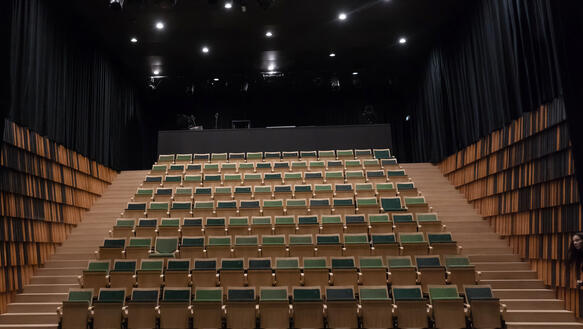 Leere Sitzreihen in einem Theater