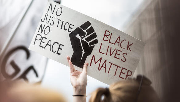 Schild bei einer Demonstration mit der Aufschrift "No Justice no Peace - Black Lives Matter"