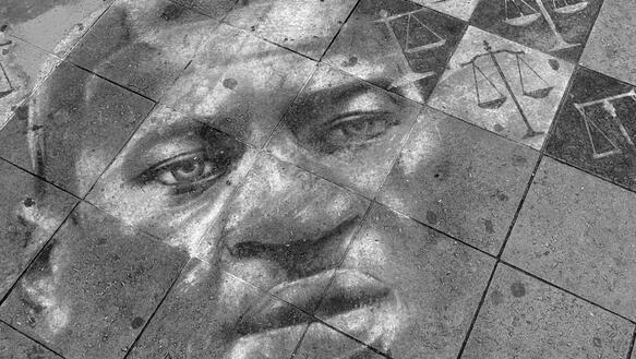 Eine Kreidezeichnung auf der Straße, die das Gesicht von George Floyd darstellt.