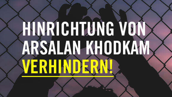 Grafik: "Hinrichtung von Arsalan Khodkam verhindern!" steht auf einem Foto, auf dem man vor einem Abendhimmel einen Zaun sieht, vor dem die Umrisse zweier Hände zu erkennen sind, die sich an dem Zaungitter festhalten