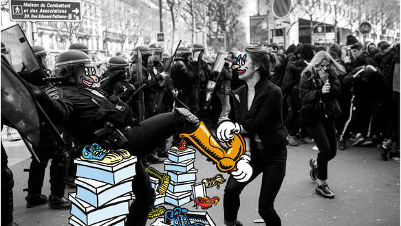 Ein schwarzweißes Foto, das Polzeigewalt zeigt, ist so mit Cartoon-ähnlichen Elementen übermalt, dass eine Demonstrantin, die von einem Polizisten getreten wird, wirkt, als würde sie ihm beim Schuheanprobieren helfen.