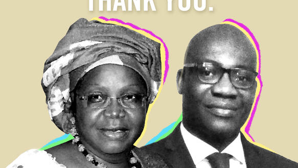 Auf beigem Hintergrund steht in weissen Buchstaben "Free, at last. Thank you." In der Bildmitte sind die schwarz-weiss-Fotos von Brigitte Kafui Adjamagbo und Gérard Yaovi Djossou. In der rechten unteren Bildecke steht das Amnesty-Logo.