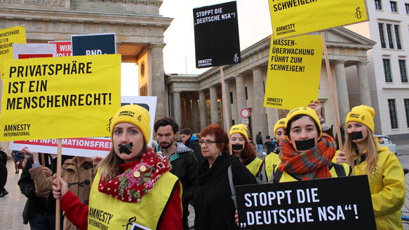 Viele Menschen demonstrieren vor dem Brandenburger Tor, sie halten Schilder mit der Aufschrift "Privatsphäre ist ein Menschenrecht"
