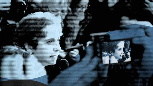 Das Bild zeigt die Journalistin Carmen Aristegui, umringt von anderen Journalisten