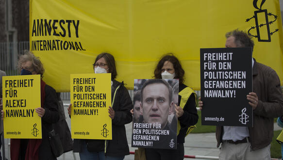 Menschen mit Plakaten, auf denen Freiheit für Alexej Nawalny gefordert wird