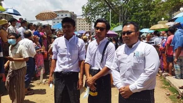 Die drei Satiriker Zayar Lwin, Paing Phyo Min und Paing Ye Thu, dahinter eine Menschenmenge