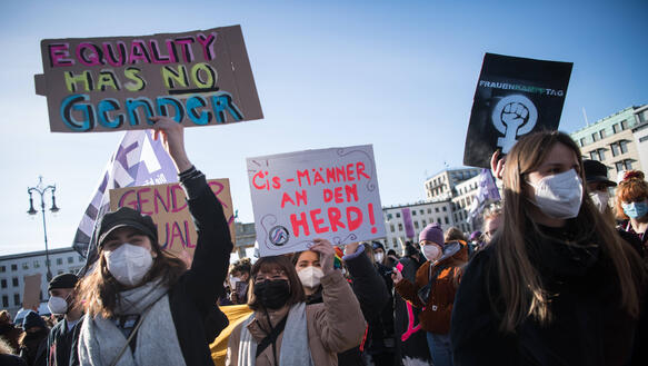 Das Bild zeigt Frauen, die mit Schildern in der Hand "Gleichberechtigung" demonstrieren