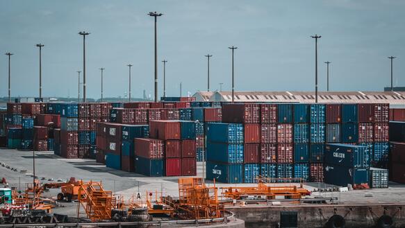 Das Bild zeigt einen Containerhafen