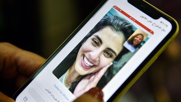Das Bild zeigt ein Smartphone, darauf zu sehen ein Tweet der saudi-arabischen Menschenrechtsverteidigerin Loujain al-Hathloul