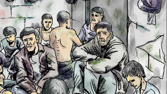 Eine Illustration in Grautönen von neun Männern, die am Boden einer kleinen Zelle sitzen und die Köpfe hängen lassen und ernste Blicke haben, an der Tür ist ein kleines Fenster mit Gitterstäben und an den Wänden hängen Beutel oder Kleider