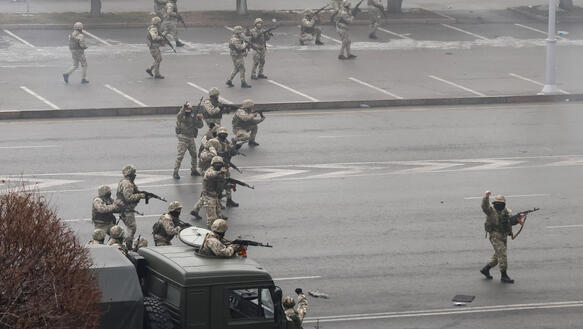 Das Bild zeigt mehrere Soldaten mit Gewehren