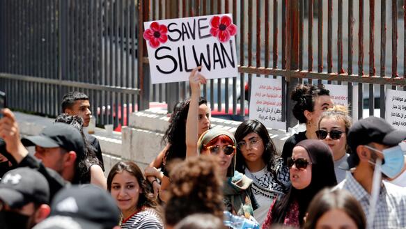Das Bild zeigt viele Menschen, die demonstrieren, u.a. mit einem Schild auf dem steht: "Save Silwan"