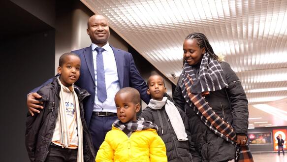Burundi-Belgien-Germain-Rukuki-Menschenrechtsverteidiger-Flughafen-Ankunft-Familie-Bruessel-Februar-2022.jpeg