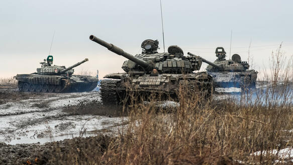 Das Bild zeigt drei Panzer auf einem Truppenübungsplatz