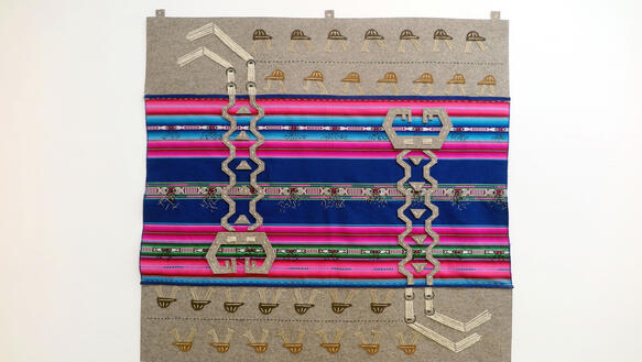 Ein gewebter Teppich in südamerikanischem Muster.