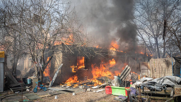 Das Bild zeigt ein brennendes Haus