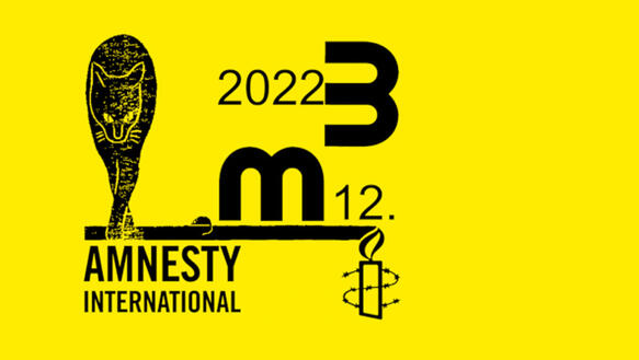 Das Bild zeigt eine Illustration: eine schwarze Katze auf gelben Hintergrund, dazu die Schrift m3, 2022, Amnesty