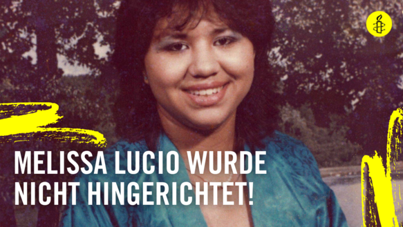 Im Hintergrund: Porträtfoto einer Frau mit Blick zentriert in die Kamera gerichtet. Links unten steht: "Melissa Lucio wurde nicht hingerichtet"