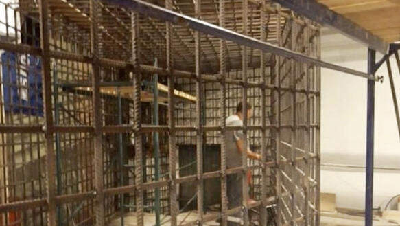 Das Bild zeigt einen Käfig aus massiven Stahlstreben