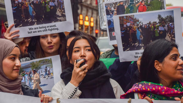 Das Bild zeigt eine Demonstration, mehrere Frauen halten Plakate in der Hand