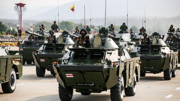 Das Bild zeigt mehrere Panzer bei einer Militärparade