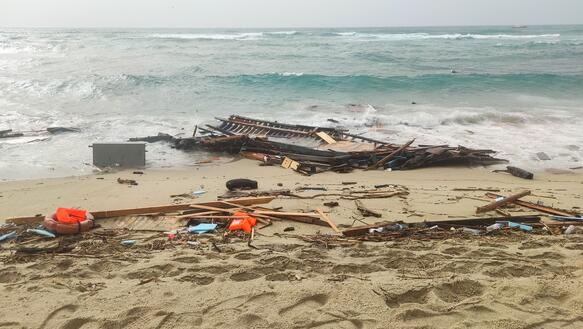 Das Bild zeigt Trümmer an einem Strand