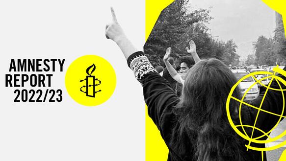 Das Bild zeigt eine Colllage. Rechts ein Foto von einer von hinten fotografierten Frau, die bei einer Demonstration die Arme ausbreitet. Links der Schriftzug "Amnesty Report 2022/23"
