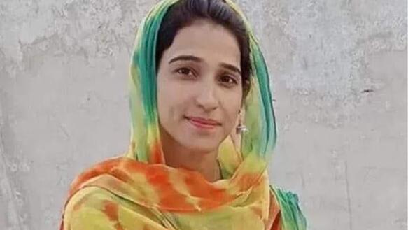 Porträtfoto von Malah Baloch, die ein buntes Kopftuch trägt und in die Kamera lächelt.