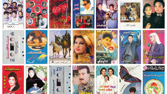 Verschiedene Cover syrischer Musikkasetten nebeneinander gereiht, darauf abgebildet Musiker*innen.