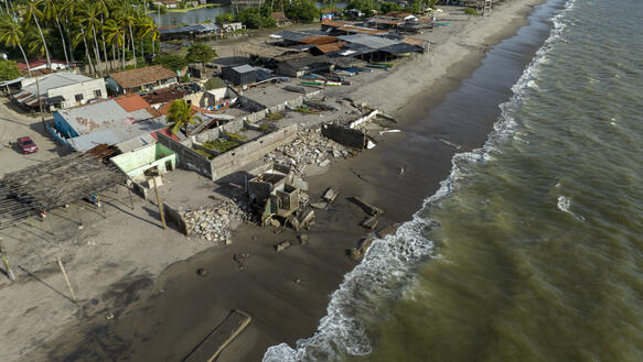 Ein Strand mit zerstörten Gebäuden