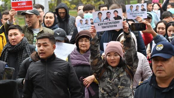 Demonstrant*innen in der kirgisischen Hauptstadt Bischkek kritisieren die Festnahme mehrerer Aktivist*innen, die sich gegen ein neues Grenzabkommen mit Usbekistan ausgesprochen hatten (24. Oktober 2022). 