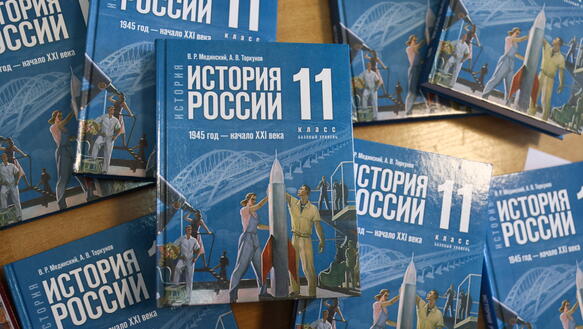 Das Foto zeigt mehrere Schulbücher mir kyrillischer Schrift, die über- und nebeneinander auf einem Tisch liegen.