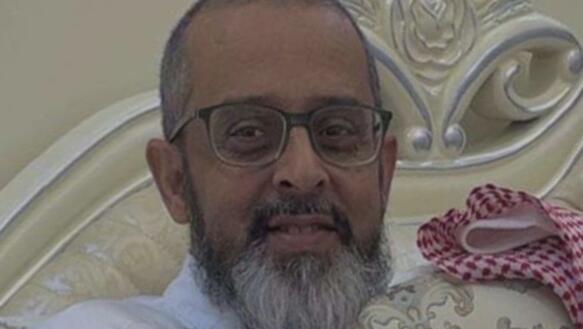 Porträtaufnahme von Mohammad bin Nasser al-Ghamdi, der eine Brille und einen Bart trägt und in die Kamera lächelt.
