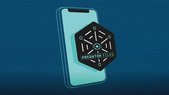 Das Bild zeigt die Illustration eines Smartphones auf blauem Hintergrund, davor ein Logo mit dem Aufschrift "Predator Files"