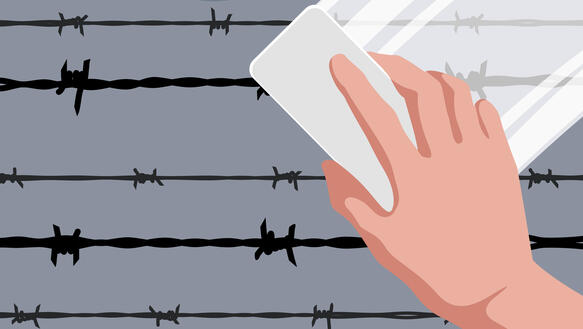 Eine Illustration im Comic-Stil: Eine Hand, die mit einem Whiteboard-Schwamm über einen Zaun aus Stacheldraht streicht und damit symbolisieren soll, wie Erinnerungen von Gewalterfahrungen ausgelöscht werden.