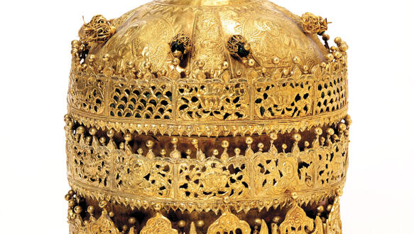 Eine prachtvolle Krone aus Gold, sehr fein gearbeitet aus Schmiedearbeiten mit vielen Details.