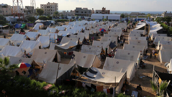 Das Bild zeigt viele Zelte, die eng nebeneinander stehen