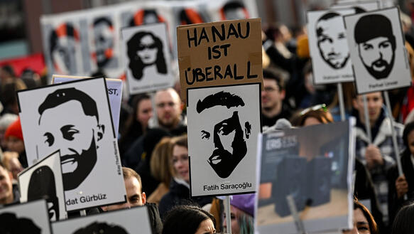 Das Bild zeigt viele Menschen mit Protestplakaten