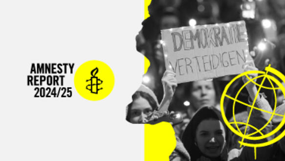 Das Bild zeigt eine Collage. Rechts ein Foto mit Menschen bei einer Demonstration. Eine Frau hält ein Schild hoch mit der Aufschrift "Demokratie verteidigen". Links auf der Collage steht der Schriftzug "Amnesty Report 2024/25"