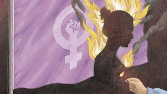 Eine feministische Flagge mit dem Profil einer Frau wird von einer Hand mit einem Streichholz in Brand gesteckt. 