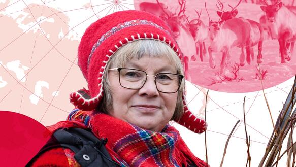 Ellinor Guttorm Utsi trägt eine traditionelle Mütze und Kleidung und eine Brille und lächelt in die Kamera.
