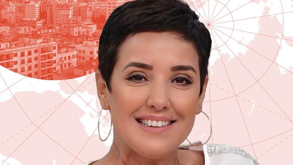 Collage: Porträfoto von Sonia Dahmani. Im Hintergrund ist eine Weltkarte abgebildet und die Luftaufnahme einer Stadt.