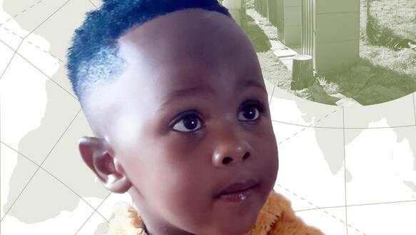 Das Foto zeigt einen kleinen jungen, der etwas schüchtern nach rechts oben schaut.